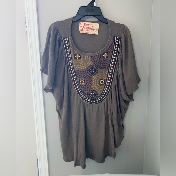 Zara Tops - Trafaluc • Brown ruffle short sleeve top w design